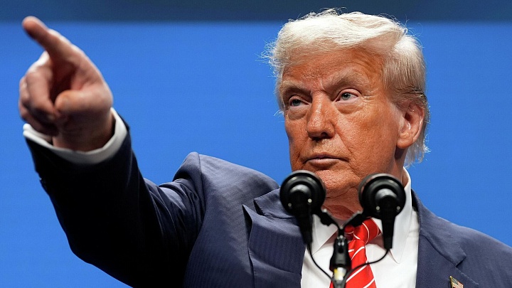 Трамп объяснил приостановку торговых переговоров с Канадой