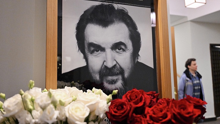 Люди собираются на церемонию прощания с Золотовицким